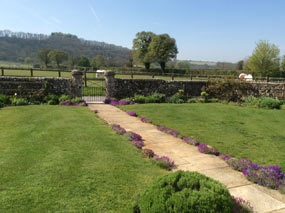 Complyns-Bed-&-Breakfast-Winchester-GardenPath